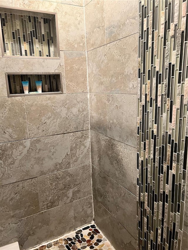 bathroom featuring tiled shower