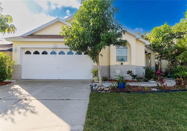 view of front of property featuring a front lawn and a garage