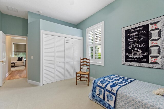 bedroom featuring carpet flooring, ceiling fan, and a closet