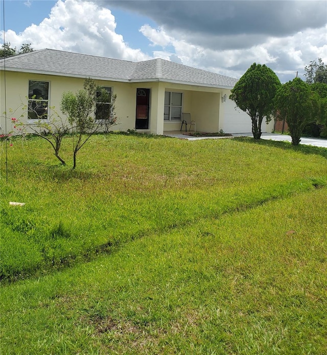 ranch-style house featuring a front yard