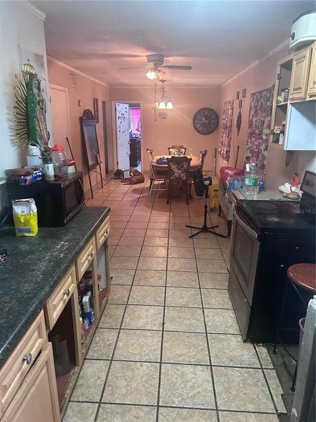 kitchen with crown molding, electric range oven, light tile patterned floors, and ceiling fan