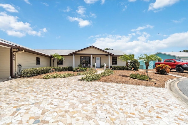 ranch-style home with a porch