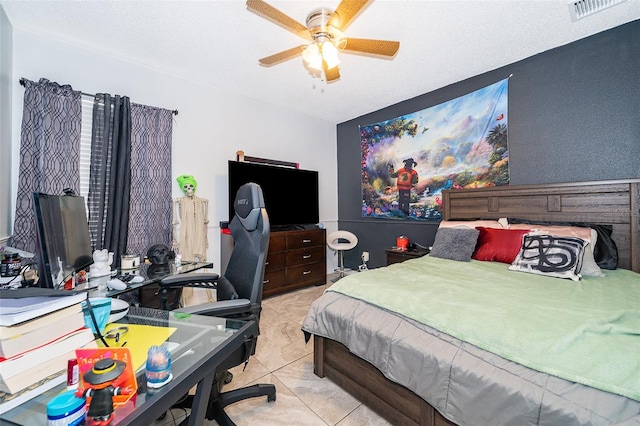 bedroom featuring ceiling fan and a textured ceiling