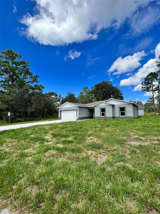 view of front facade featuring a garage and a front lawn