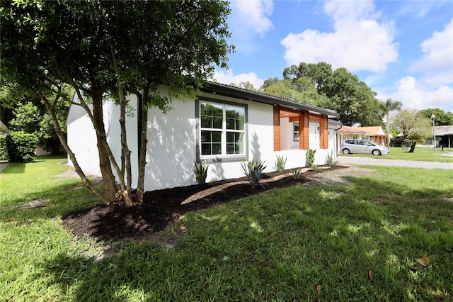 view of side of property featuring a lawn