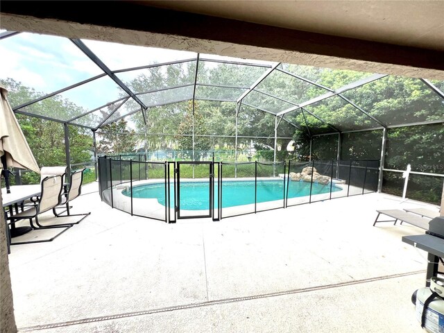 2556 Bear Creek Ct, Kissimmee, FL 34747 - view of swimming pool with a patio area and glass enclosure