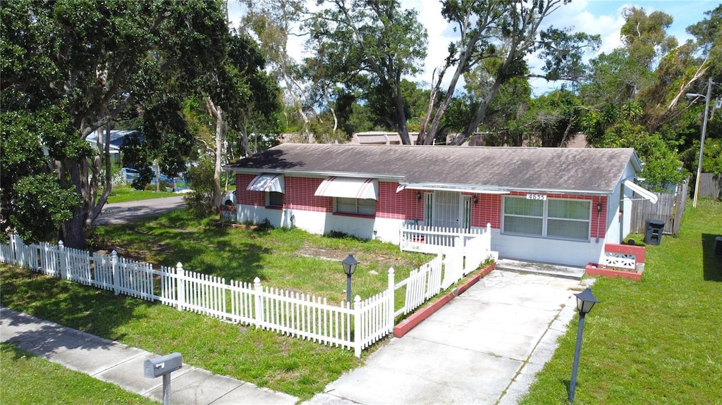 single story home featuring a front lawn