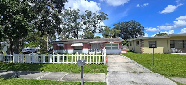 single story home featuring a front lawn