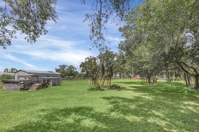 view of yard with an outdoor structure