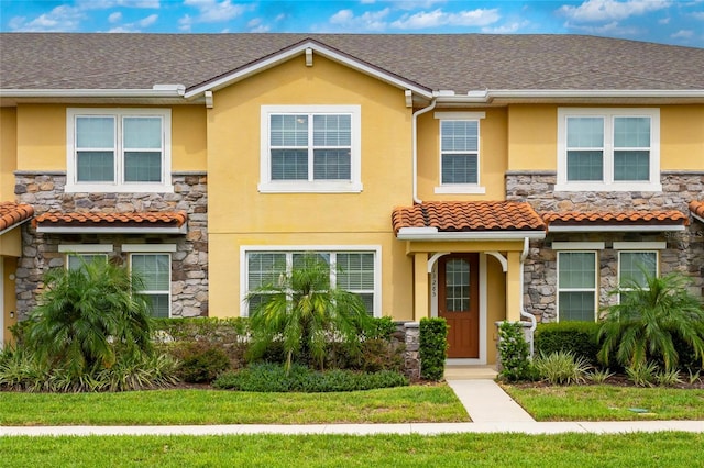 view of front of property featuring a front lawn