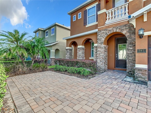 property entrance featuring a balcony