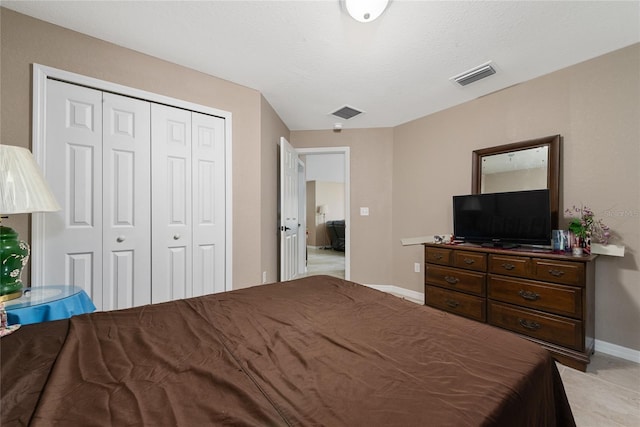 bedroom featuring a textured ceiling and a closet