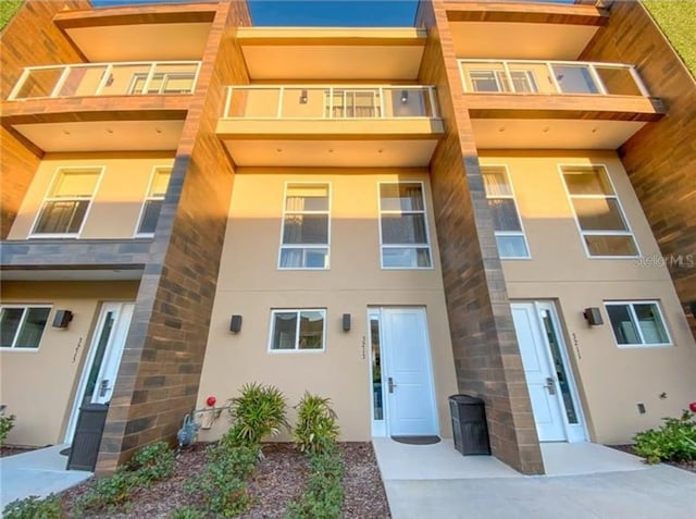 view of front of house with a balcony