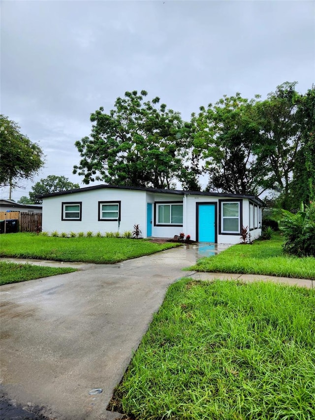 ranch-style house featuring a front yard