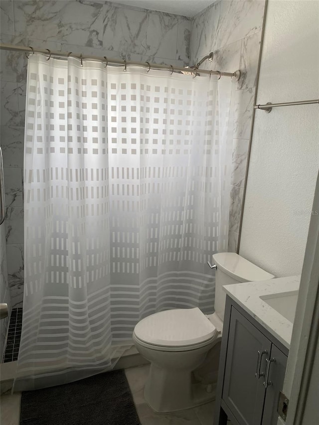 bathroom featuring a shower with curtain, vanity, and toilet