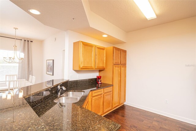 4177 N Orange Blossom Trl Unit 210, Orlando, FL 32804 - kitchen featuring a sink, dark wood-type flooring, a chandelier, baseboards, and recessed lighting