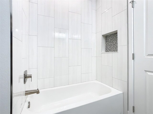 bathroom featuring tiled shower / bath