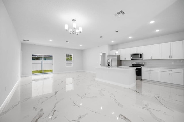 kitchen with stainless steel appliances, a notable chandelier, a kitchen island with sink, hanging light fixtures, and white cabinets