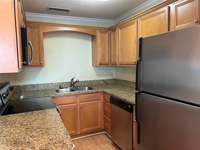 4814 Conway Rd Unit 141, Orlando, FL 32812 - kitchen featuring visible vents, a sink, appliances with stainless steel finishes, a textured ceiling, and light wood-style flooring