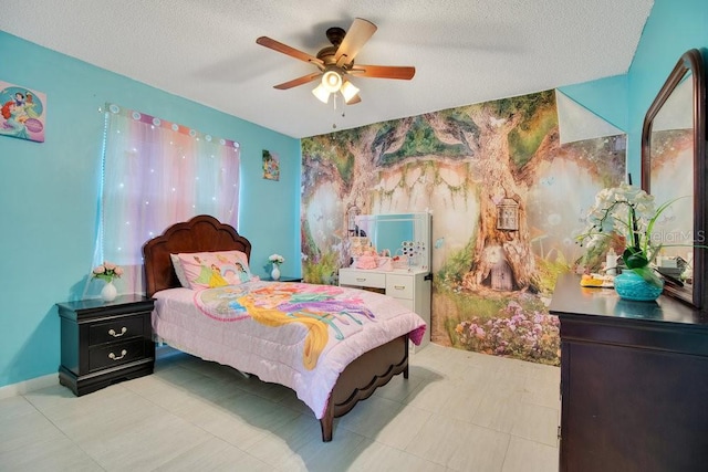 bedroom featuring ceiling fan and a textured ceiling