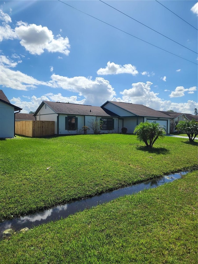 ranch-style home featuring a front lawn