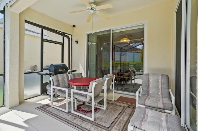 sunroom with ceiling fan