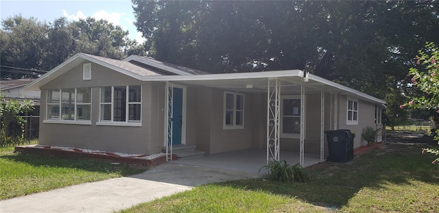 view of front facade with a front yard