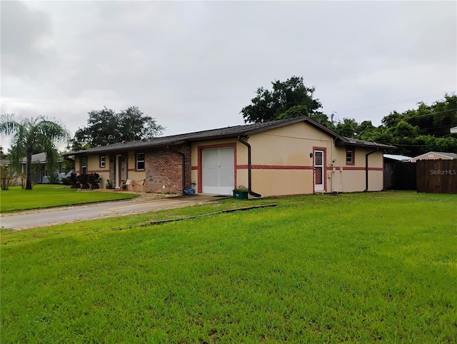 single story home with a front yard