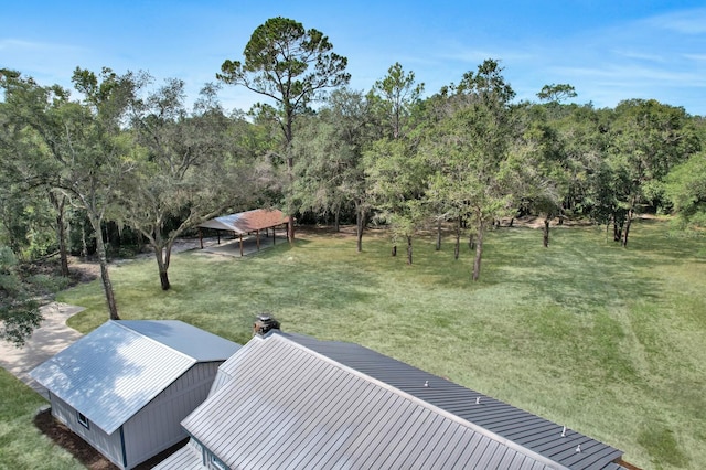 view of yard with an outbuilding