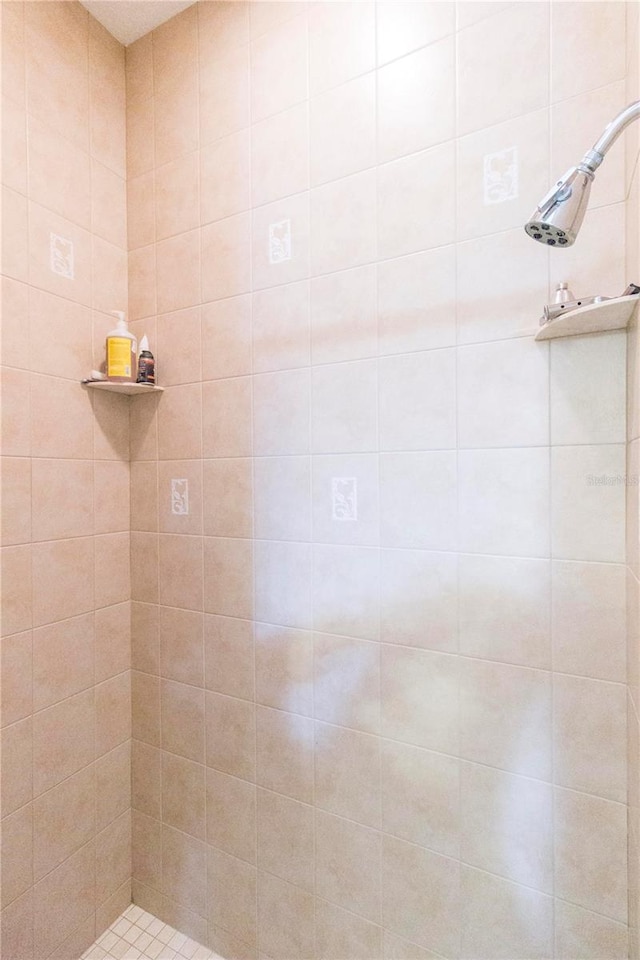 bathroom featuring tiled shower