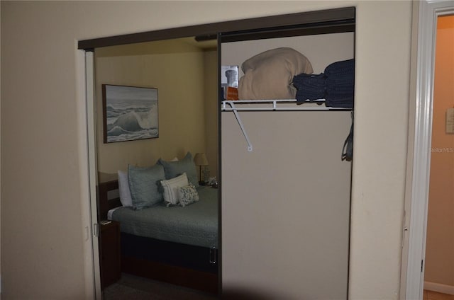 bedroom featuring a barn door