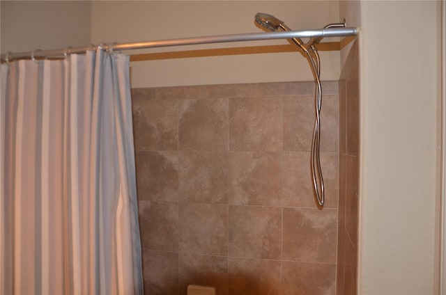 room details featuring curtained shower