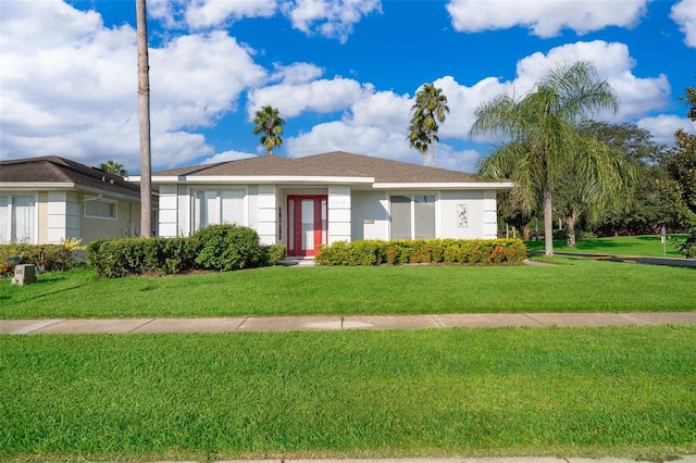 view of front facade featuring a front yard