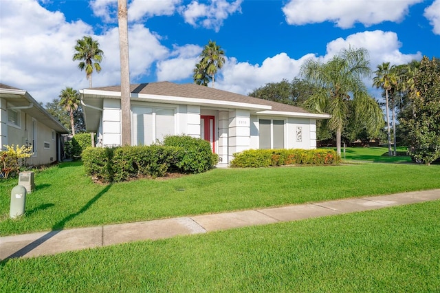 view of front of property featuring a front lawn