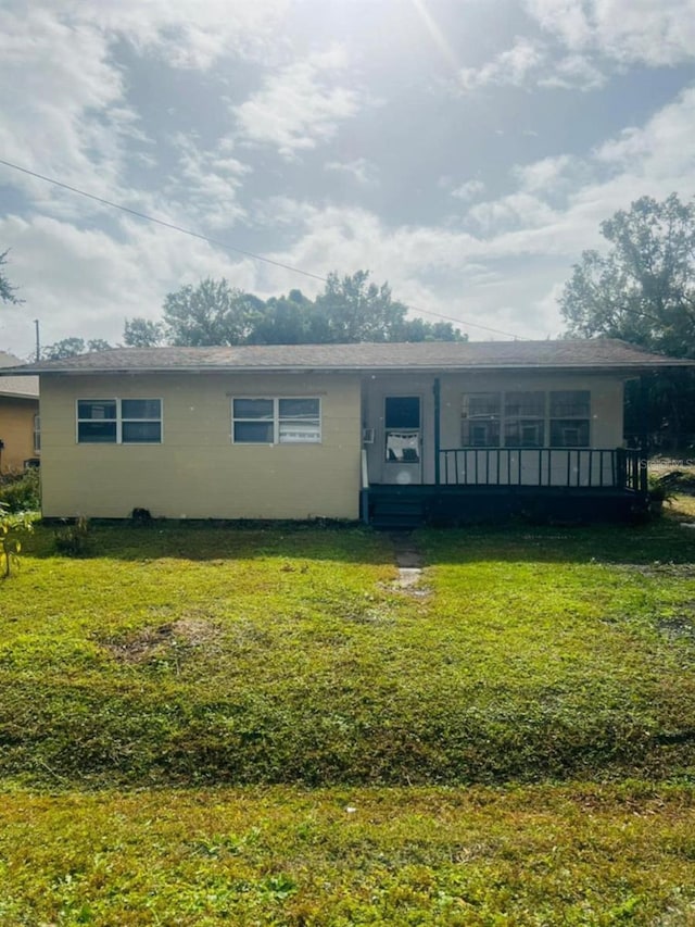 view of front facade featuring a front lawn