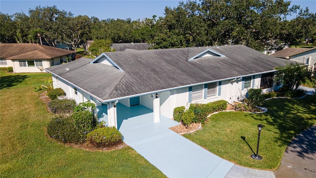 view of front of property featuring a front lawn