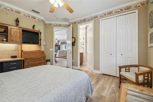 bedroom with ceiling fan, ensuite bathroom, light wood-type flooring, and ornamental molding