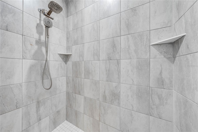 bathroom featuring a tile shower