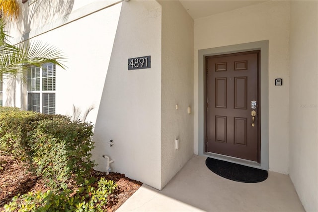 view of exterior entry with stucco siding