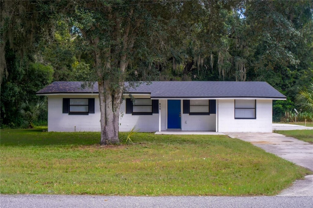 815 S Bay Ave, Sanford, FL 32771 - ranch-style house with a shingled roof, concrete block siding, and a front yard