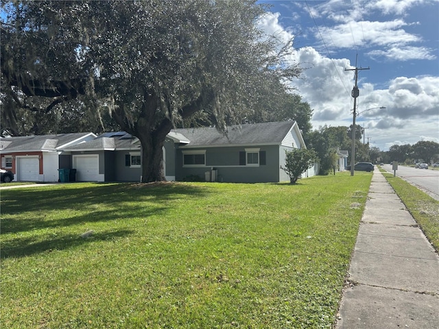 view of front of house featuring a garage and a front yard