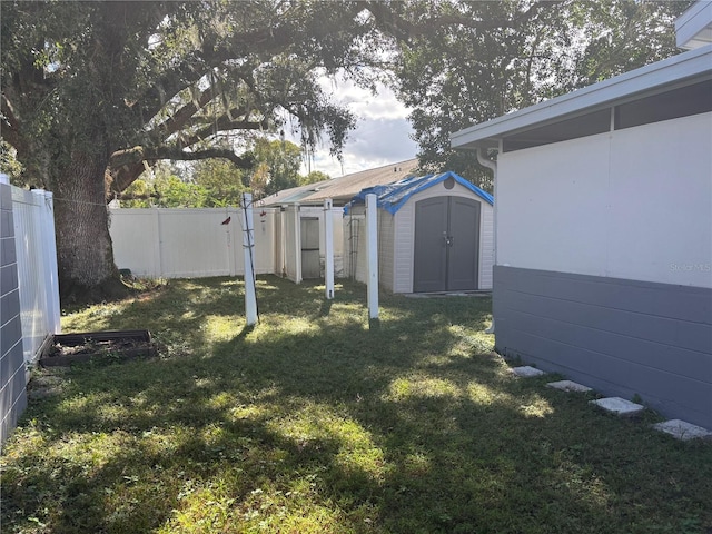 view of yard featuring a storage unit