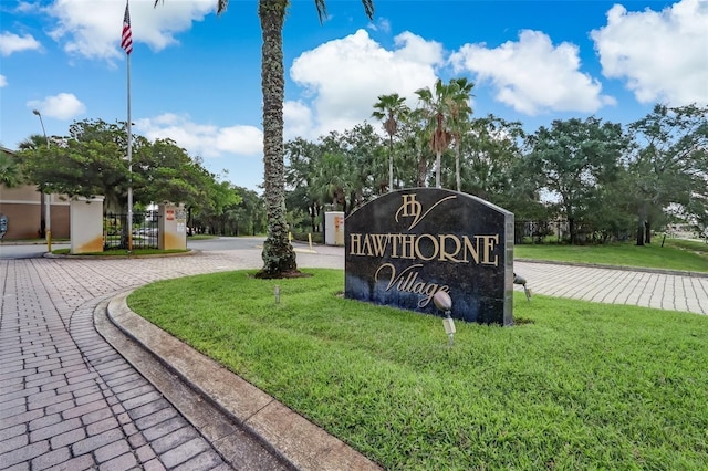 community / neighborhood sign featuring a yard