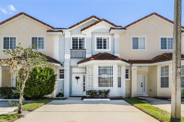 1256 S Beach Cir, Kissimmee, FL 34746 - view of front of home with a tile roof and stucco siding