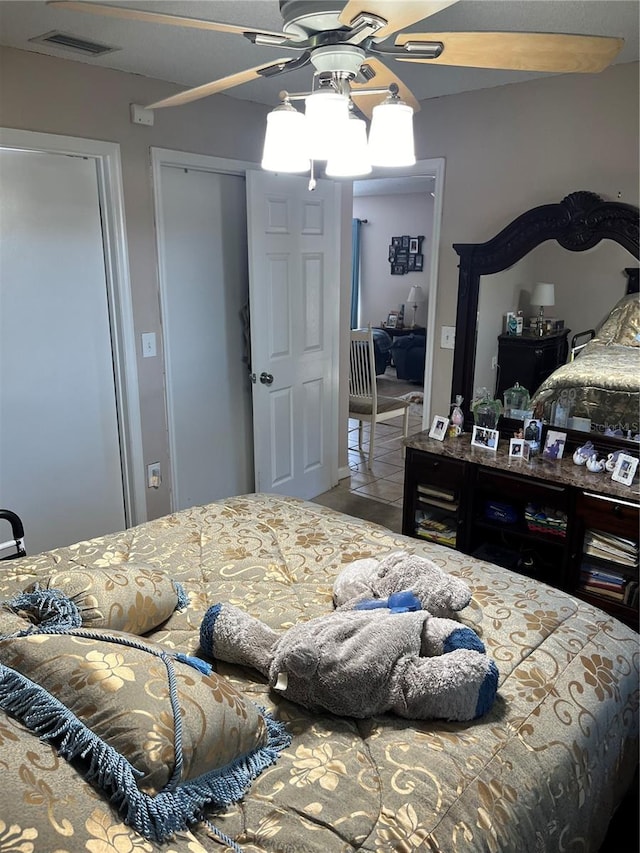 bedroom with ceiling fan