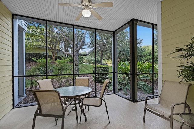 sunroom with ceiling fan