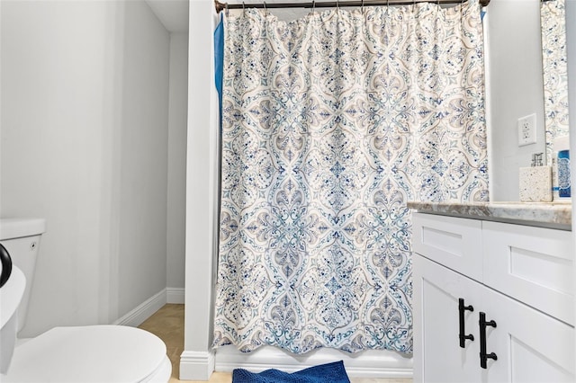 bathroom featuring a shower with shower curtain, vanity, and toilet