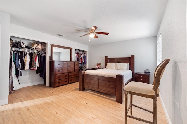 bedroom featuring a textured ceiling, light hardwood / wood-style floors, ceiling fan, and a closet