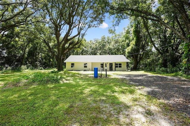 single story home featuring a front yard