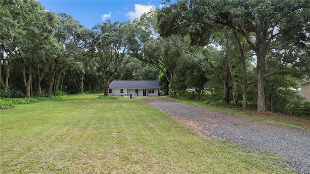 view of front facade featuring a front yard